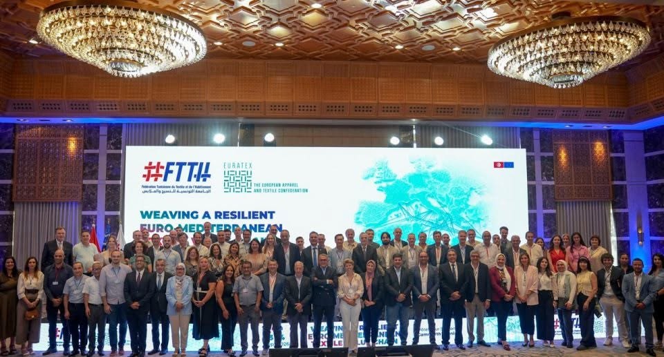 Photo de groupe de la conférence textile euro-méditerranéenne à Tunis